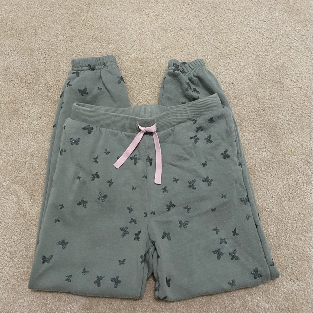 Girls H&M butterfly sweatpants with pockets.